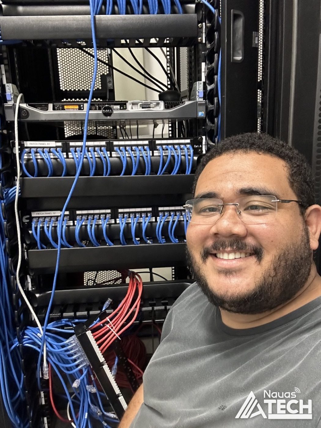 Técnico da Nauas Tech trabalhando em equipamento de cliente