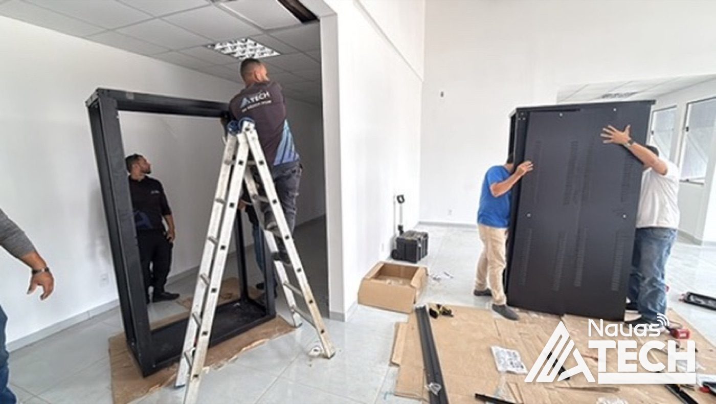 Equipe da Nauas Tech montando racks na Delegacia da Polícia Federal de Cruzeiro do Sul
