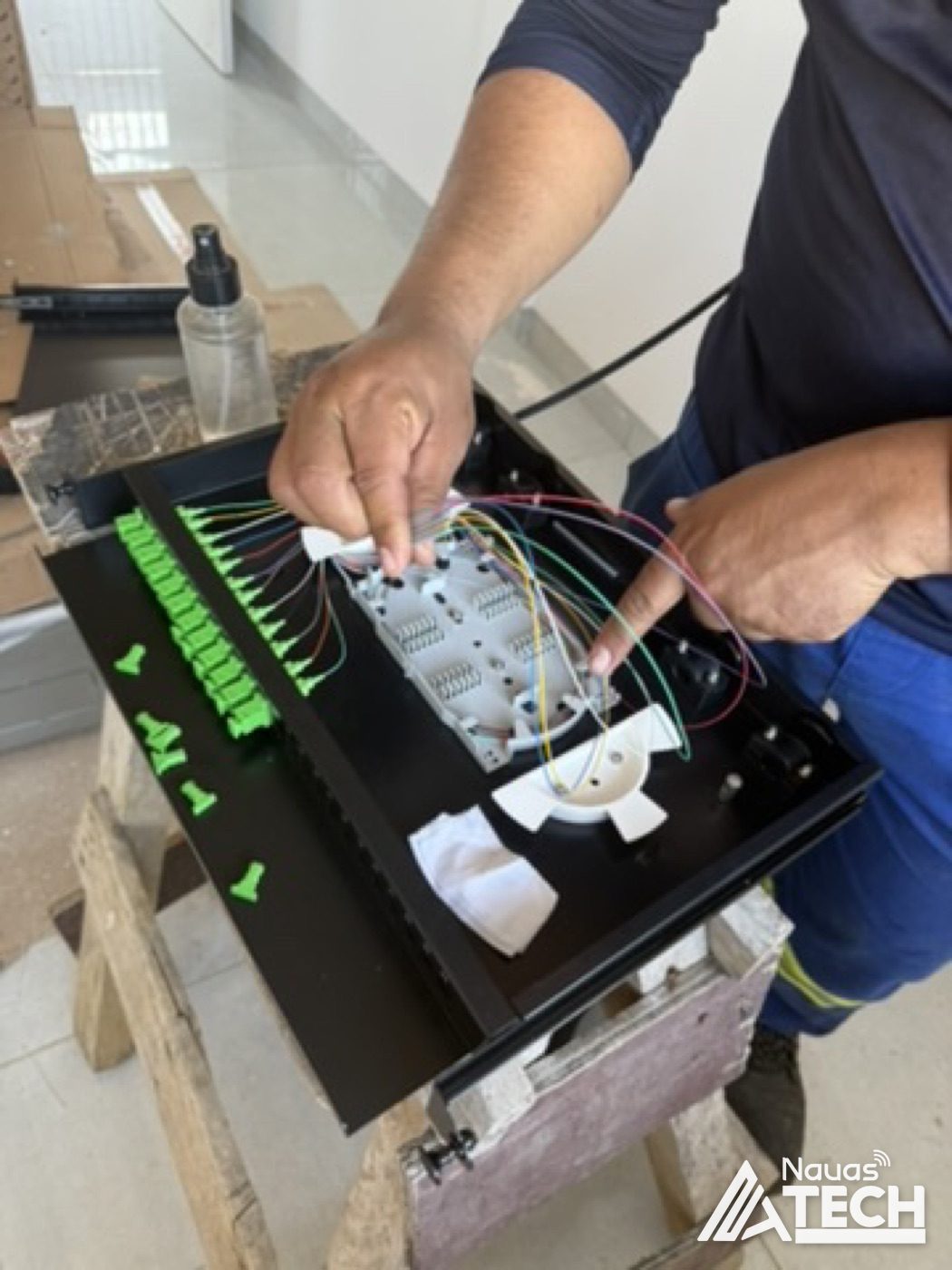 Fusão de fibra óptica executada pela equipe da Nauas Tech